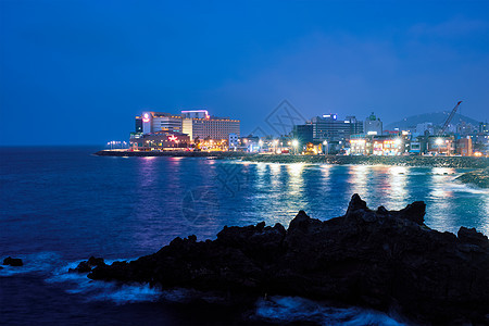 南韩济州岛的济州镇夜间照明图片