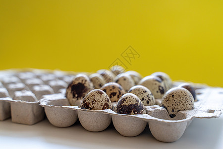 在黄底的鸡蛋盒里 点出蛋 天然生态友好产品假期村庄荷叶桌子庆典乡村早餐食物农场鹌鹑图片