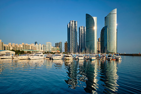 釜山码头 日落时有游艇 南韩建筑学摩天大楼港口市中心景观城市风景中心天际反射图片