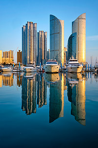釜山码头 日落时有游艇 南韩建筑反射摩天大楼建筑学港口云台景观城市风景天际图片