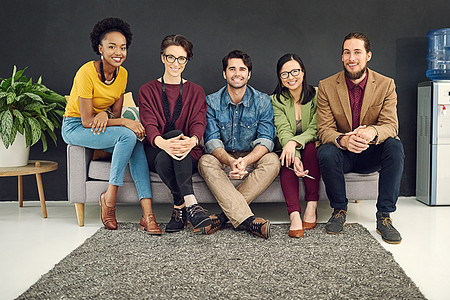 结识业内最优秀的团队 一群年轻创意人士坐在办公室的沙发上的肖像图片