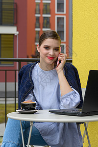 富有魅力的快乐女学生通过电话沟通 并使用笔记本电脑为课程工作做准备 请访问InfoFinland上的芬兰语和瑞典语技术购物嘴唇闲图片