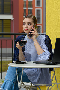 富有魅力的快乐女学生通过电话沟通 并使用笔记本电脑为课程工作做准备 请访问InfoFinland上的芬兰语和瑞典语嘴唇互联网杯子图片