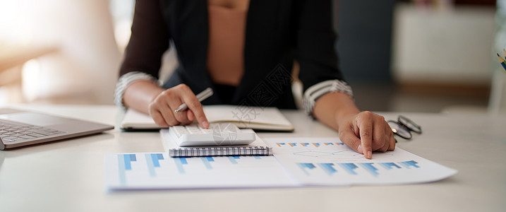 会计计算财务报告 计算机与图表 商业 财务和会计概念平衡女士工作经济桌子文书投资战略银行报告图片