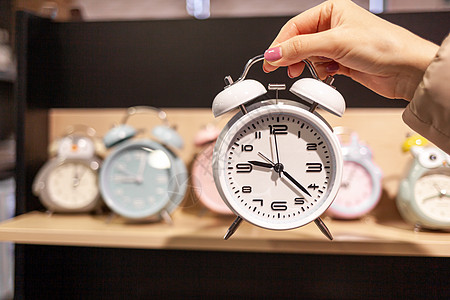 商店柜架的钟声时钟特写 出售各种手表商业桌子店铺圆圈架子小时模拟闹钟女士学校图片