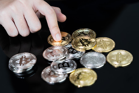 女人拿着一些金比特币的象征物技术市场经济网络区块链电子商务金融金子交换贸易图片