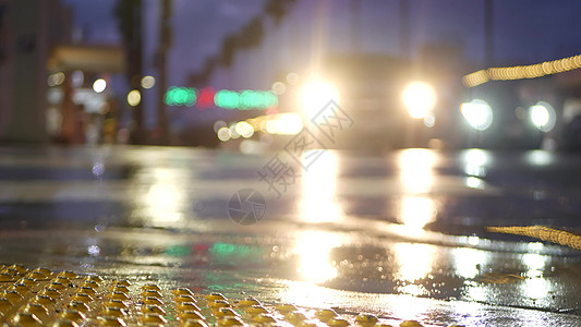 车背景图下雨天气的路上有灯光反射 加州棕榈树和降雨雷雨雨滴城市街道气氛雨量沥青飞溅飞沫交通背景