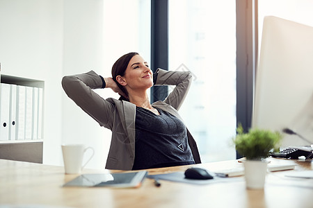 她今天签了所有的交易 拍到一位年轻女商务人士在办公桌休息的镜头 被割伤图片