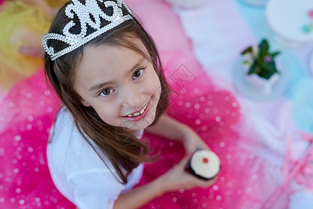 每个小女孩都应该觉得自己像个公主 一个打扮成公主在外面野餐的小女孩的画像图片