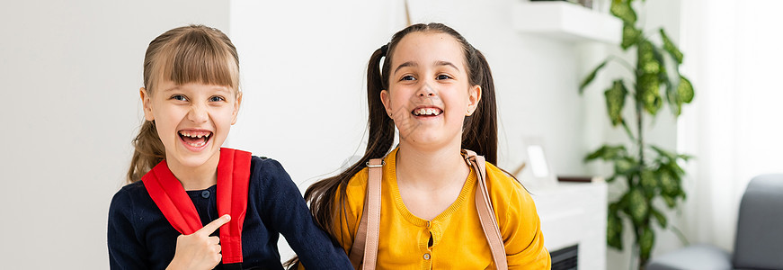 孩子们带着背背包 花哨女孩概念去上学的女学生女孩们小孩子学校幸福小姑娘青少年童年房子姐妹学生图片