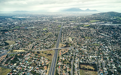 一个繁荣的城市 城市内外道路和高速公路的高角度拍摄图片