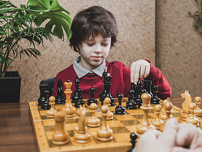 学生年龄男孩单独在室内下象棋图片