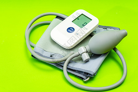 绿色背景的自动血压监测仪或血压计 医疗设备 请检查一下诊断临床医生测量专家诊所病人卫生心脏病学医院图片