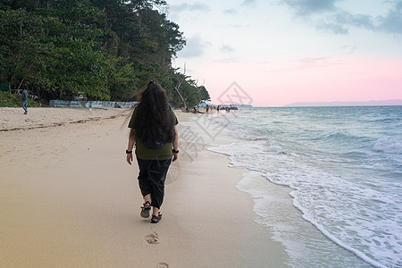 年轻印度女性在黄昏黎明时 在哈洛克和阿曼及尼古巴的喀拉巴塔尔海滩上行走 展示这个令人放松的旅游目的地热带天堂图片