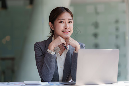 成功的商业妇女当她的商业增长和好消息时 她很兴奋 金融概念生意工作管理人员营销伙伴力量员工笔记本人士团体图片