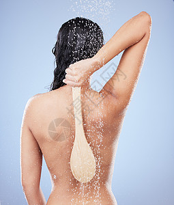 现在我可以自己洗背了 被射中一个无法辨认的女人在蓝色背景下洗澡的镜头图片