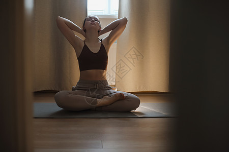 做瑜伽的年轻妇女和在家睡席上练习冥想 心理健康概念 健身瑜伽训练锻炼体操女性灵活性姿势身体福利运动活动呼吸客厅图片