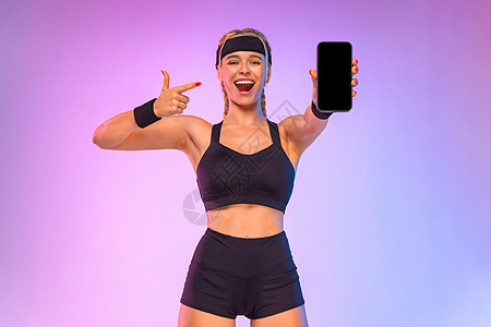 端午节手机海报移动应用程序设计 营养学和健身 智能手机的愉快的妇女 空白黑屏 女士推荐应用程序或健身网站 站在粉红色背景上屏幕可用空间触摸屏横背景