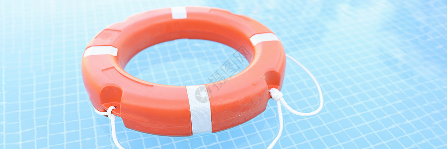 在泳池闭合中漂浮的橙色塑料活性胶图片