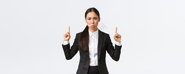 以女性创业家的身份 在抱怨和气愤中哭泣 举起手指 严酷的不高兴 感到后悔 站立白种背景时 沮丧地自责企业家员工人士雇主商务商业电图片