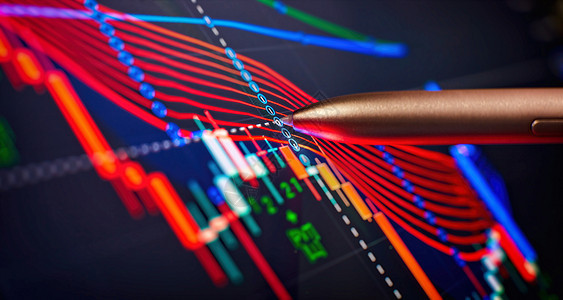 屏幕上的价格图表和笔指示数 蓝屏主题 市场波动 上升趋势与下行趋势的红绿烛台图感觉性投资信号商品贸易工具体积安全文件夹指标图片