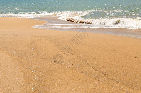 蓝色海浪 黄沙滩上有泡沫图片