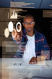 他是一个专业的编码器 被一个年轻男性程序员拍到 在办公室里工作电脑代码的图片