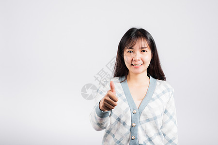 开心的女士微笑 举起手指拇指乐趣快乐女孩手势头发喜悦相机青少年工作室商业图片