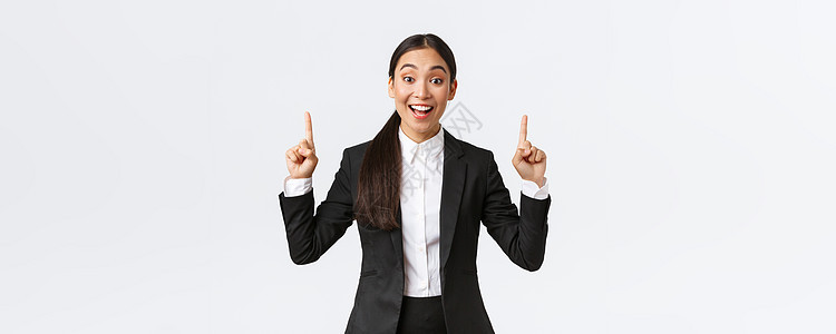 穿着西装 兴奋 微笑的亚洲女售货员提出了很多建议 指着手指说细节 女商务人士发布公告并显示顶部横幅 白色背景快乐员工领导者企业团图片