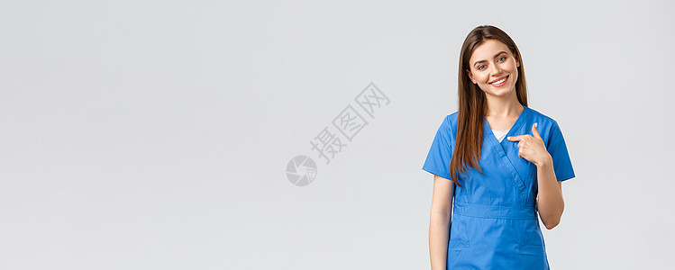 医护人员 预防病毒 保险和医学概念 愉快的微笑漂亮的护士 蓝色磨砂的女医生 指着自己 准备好帮助 拯救病人感染疾病暴发科学学院医图片
