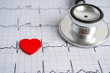 在心电图ECG上用红心 心脏波 心脏病发作 心血管X光镜测试记录工具诊断药品诊所医院专家桌子治疗图片