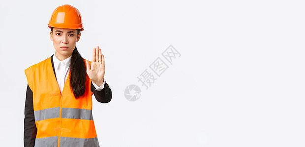 面色严肃 失望的亚洲女建筑师 工作区施工经理戴安全帽 展示停止手势 禁止行动 禁止擅自闯入 白色背景建筑建设者夹克雇主企业房地产图片