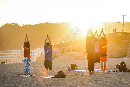 日落沙沙沙滩和瑜伽图片