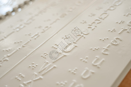 与英文字母的盲文解码器特写帮助床单代码语言墙纸浮雕学校人士学习桌子图片