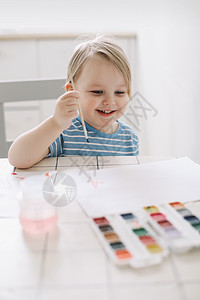儿童在白桌上用水彩颜料绘画和绘画 开发儿童的创造潜能喜悦染色艺术活动幸福桌子画笔闲暇艺术家幼儿园图片
