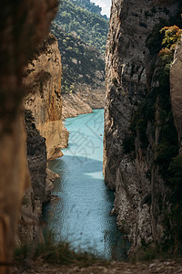 美丽的峡谷风景 有绿绿河和森林 西班牙加泰罗尼亚的Rebei山峰旅游石头冒险荒野天空旅行生态旅游蓝色远足顶峰图片