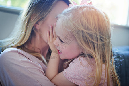 幸福是妈妈女儿的时刻 一个可爱的小女孩在家里和她妈妈在一起的镜头图片