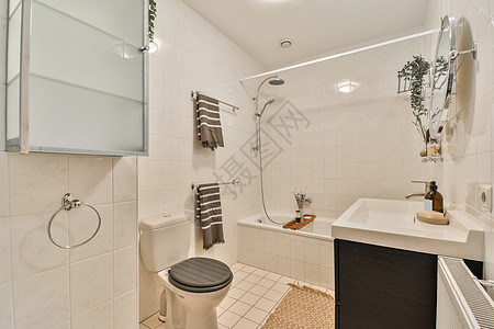 带厕所浴缸和陶瓷池的舒适浴室淋浴财产风格住宅公寓房子反射制品镜子卫生间图片