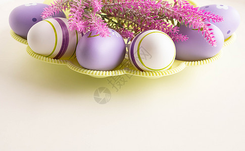 复活节概念蛋 在光背景上附着人工熏衣剂的分枝图片