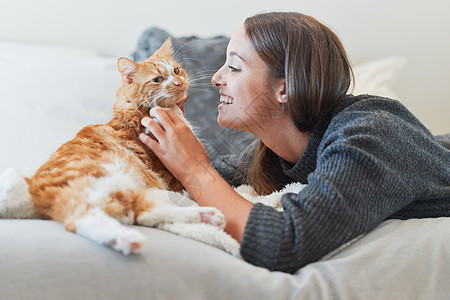 你是我生命中最纯净的一员 一个年轻女人在家里抚摸她的猫的照片图片