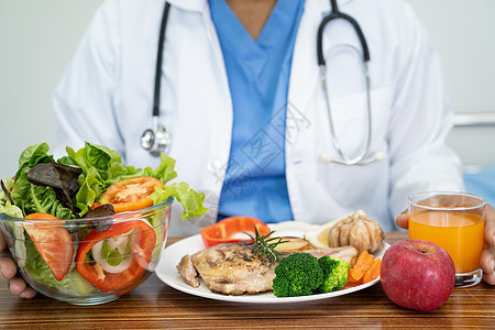 为病人提供各种健康新鲜蔬菜的营养学家医生 食堂控制重量减肥卫生饮食损失药品营养师福利桌子图片