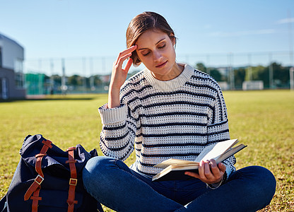 她准备参加考试 被一所有吸引力的年轻女子大学拍到 在校园外深造时拍摄了照片背景图片