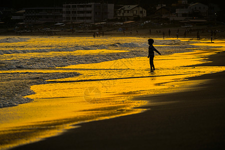 孩子在黄昏的海浪中玩耍动画阴影旅游电脑海岸男生日落婴儿美景晴天图片