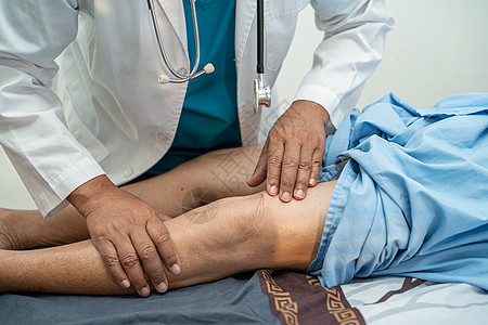 亚洲医生理疗师检查 按摩和治疗在矫形诊所护士医院的高级病人的膝盖和腿部及膝部 3考试肌肉按摩师脊椎手术疼痛外科康复大腿服务图片