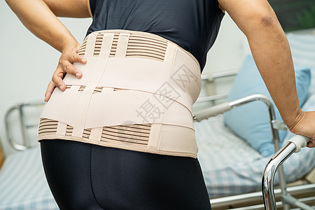穿背止痛带的亚洲女病人 用助行器换整形腰椎脊柱扭伤治疗关节炎身体药品姿势柱子矫正女士图片