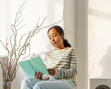 美籍非裔女性在休息室和平阅读书籍 享受时光 生活习惯缓慢 (续)图片