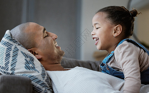爸爸在家的时候我从来不想念外面 在家里玩沙发时父亲和女儿交情的镜头 (笑声)图片