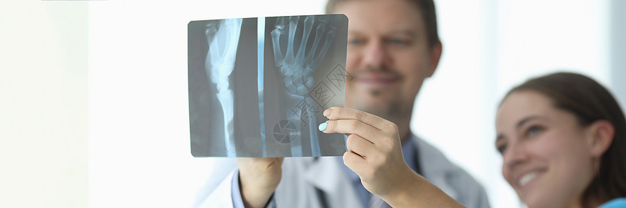 医生在诊所闭诊时检查手的X光片图片