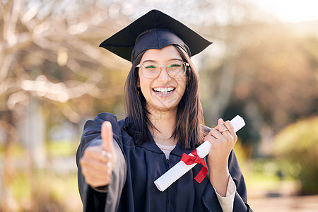 我也我拿到我的学位 你也能做到 一名年轻女子在毕业日露出拇指的照片背景