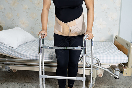 穿背止痛带的亚洲女病人 用助行器换整形腰椎柱子关节炎腰带身体治疗疾病矫正腰部骨科胸衣图片